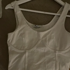 Topp från Nakd  - Superfin vit topp från NA-KD som endast är använd 1 gång och sedan bara legat och tagit plats i garderoben. 