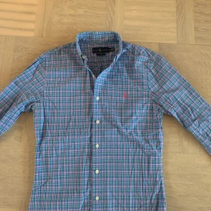 Ralph Lauren skjorta  - Rutig skjorta från Ralph Lauren. Storlek S ock slim fit.