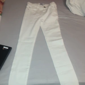 Ett par vita skinny jeans st 150  - Vita skinny jeans från lager 157 st 150. 55kr ink frakt använda 1-2 gånger mest använda på sommaren 