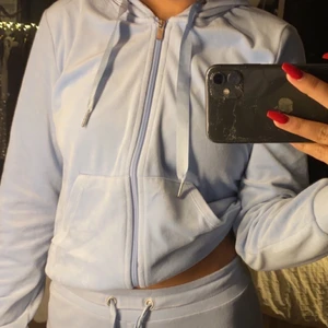 Mjukis - Säljer detta fina mjukis sett från Gina Tricot då d inte kommer till användning. Tröjan är i s och byxorna i xs. Skriv för fler bilder💙