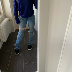 Pull and bear jeans - Populära jeans från pull and bear. Har egentligen en slits nertill men har satt ihop med säkerhets nålar. Använda fåtal gånger.