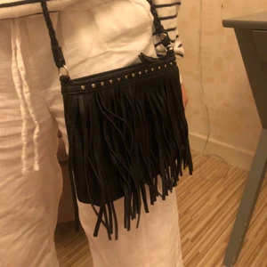 Väska - Säljer min jätte fina väska  med fransar som är väldigt lik maje väskorna! Säljer då jag fått en ny väska, kan skicka mer bilder! Hör av er vid intresse💖💖 Köparen står för frakten 💖