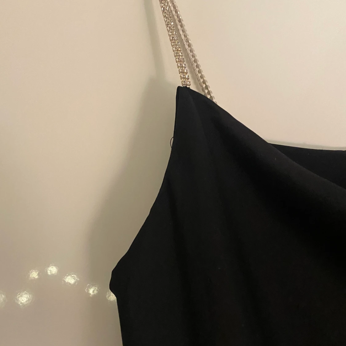 Trendig svart klänning med glitter   - 91