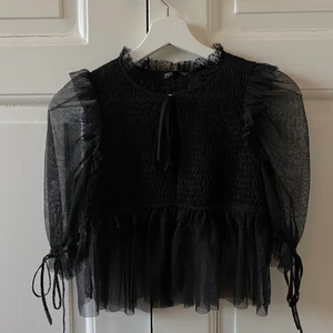 Topp - Jättefin småprickig topp i mesh från zara! Storlek XS men passar även S. Skriv privat vid frågor eller för fler bilder <3