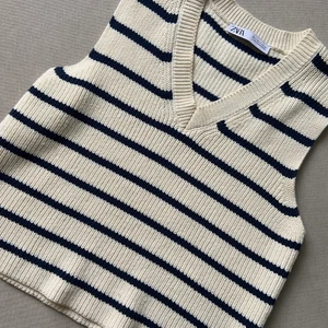Stickad väst från Zara - Stickad väst från Zara i randigt. Är helt ny och aldrig använd. Köparen står för frakten🌟