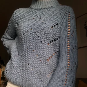 Blå Stickad tröja från HM💙  - Fin stickad tröja från HM med små detaljer. Tröjan är blåare irl!🦋