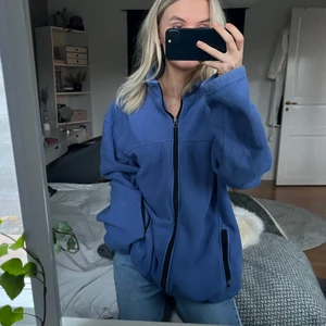 Tröja/fleece - Super mysig oversized blå fleece tröja. Perfekt som jacka eller som tröja. Passar allt från en XS-L, beror på vilken passform man söker. Säljes för 180kr+frakt. 