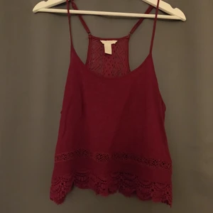 Linne med broderier - Croppat linne med broderidetaljer. Kommer inte längre till användning.