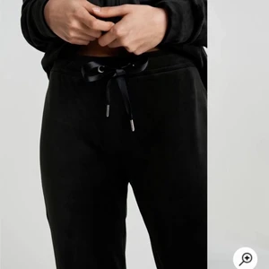 Gina byxor  - Näst intill nya använda ca 5 gånger och säljer dom pga att dom börjar bli för små! Fick dom i julklapp föra året! Kan fraktas och kom privat för mer bilder! Inga fula fläkar eller andra märken! Som nya