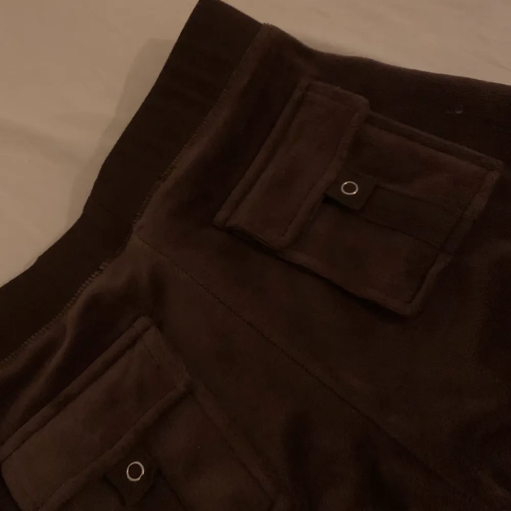 Lågmidjade brun juicy couture byxor med fickor på rumpan och snören på framsidan!! Älskar väldigt mycket men använder inte alls🤎🤎. Jeans & Byxor.