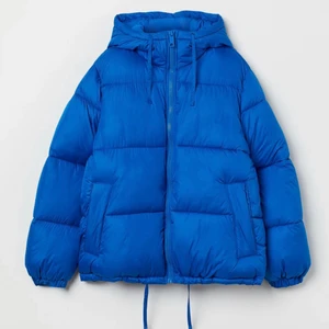 Blå hm jacka💙 - Säljer denhär populära jackan från Hm i storlek M men passar mig bra som har storlek S❤️ säljer driekt för 400kr så de blir först till kvar❤️ Frakten ingår inte i priset🥰