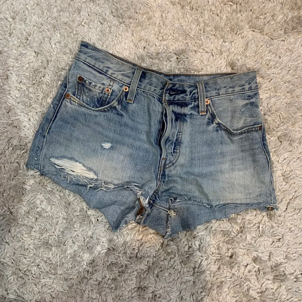 Snygga Levis 501 shorts!🤩 Säljer pga att dom är för små för mig. Dom är i väldigt bra skick💗 Dom passar som en XS. Shorts.