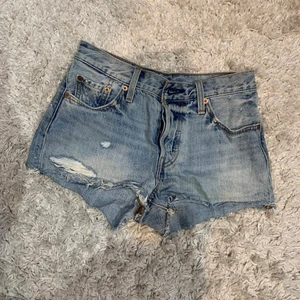 Levis 501 - Snygga Levis 501 shorts!🤩 Säljer pga att dom är för små för mig. Dom är i väldigt bra skick💗 Dom passar som en XS