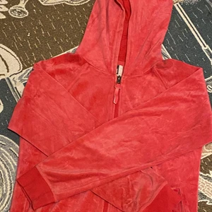 Rosa zip up hoodie  - Tröjan är köpt från ASOS och är helt utan skador, skulle säga att den liknar juicy conture väldigt mycket och sitter lika. Storleken är xs/s men passar även M. Meddela hjärna för frågor och bilder💗💗(pris kan diskuteras)