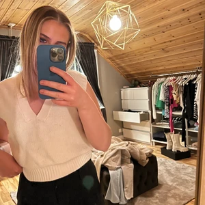 Stickad väst från gina tricot  - stickad väst från gina tricot som är i ny skick då den endast är använd typ en gång                                        Pris: 150 + frakt💕