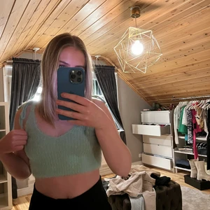 Stickat linne från zara  - Gulligt stickat linne med knytning från zara, aldrig använt vilket man kan se då prislappen är kvar                                             Pris: 100 inklusive frakt
