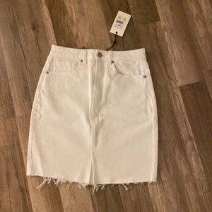 Vit jeans kjol - Säljer denna super fina jeanskjol då jag råkade köpa fel storlek, prislappen sitter kvar och den är helt oanvänd! Stl. 38