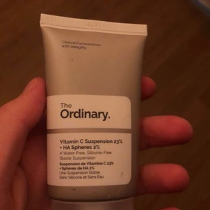 The Ordinary serum - De står på produkten vad det är, säljer för jag beställde fel. Aldrig öppnad som man kan se på bilden. Köparen står för frakt💕 vet inte om de är kräm eller serum.