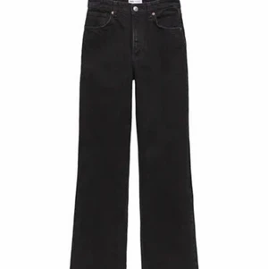 Jeans för bra pris!💕 - Hej, säljer mina super snygga slutsålda jeans från zara som jag köpte för ett tag sedan men inte använt pga att de inte passar mig eftersom att de är för stora💕 jag köpte helt nytt för 400kr och säljer nu för 259❤️ buda gärna i kommentarerna eller privat!🤩