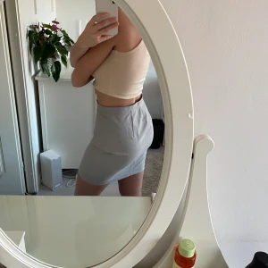 Kjol - Kostymliknande kjol i storlek medium. Bra skick. 100kr + frakt eller om vi möts upp 🌸