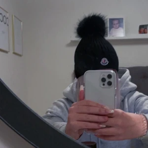 Svart moncler mössa - Svart Moncler mössa köpt från monclers egna hemsida. Köpte den för 2930 kr men säljer den nu för 1700. Den är knappt använd så den är som ny. 