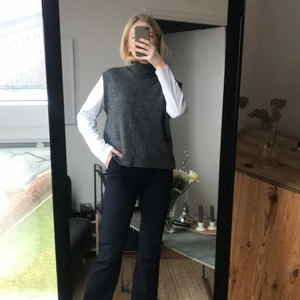 Stickad väst  - En mörkgrå stickad väst från VeroModa i rak och kort passform. Storlek xs.