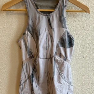 TopP Adidas x Stella McCartney, 34-36 - Träningstopp med inbyggd ”bh”, marmorliknande mönster från Adidas x Stella McCartney i storlek 34-36. 