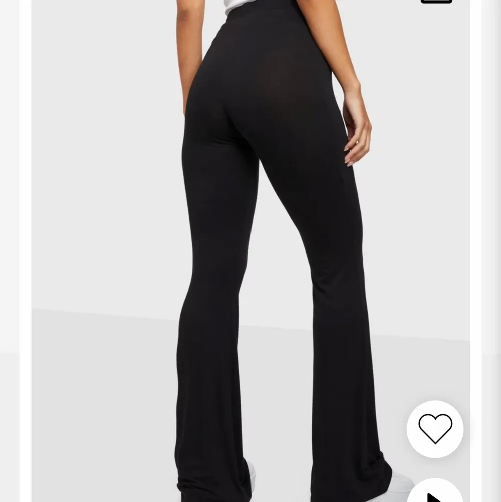 Svarta byxor från NELLY. Använda ca 2-3 gånger. Mjukt material. Säljes för 60kr + 20kr i frakt. ”Show Pants” på nelly.com. Storlek XS men passar även S/M. De formar sig bra!. Jeans & Byxor.