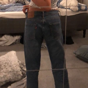 Lågmidjade levis jeans  - Ja säljer dessa jätte snygga lågmidjade Levis jeansen i strl W 30 L 32 super snygga men förstora för mig! Dem är super sköna och  stretchiga, super sköna att ha när man vill ha bekväma jeans. Buda!