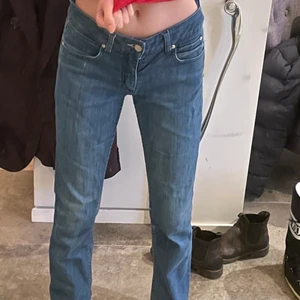 Acne jeans - Lägger ut igen pga oseriösa köpare! Jättefina acne jeans, inte kollat storlek men skulle uppskatta dem till en S-M då dem är lite stora på mig som brukar bära xs. Som referens är jag 168 cm lång. Kan mötas upp i Stockholm eller skicka mot fraktkostnad☺️