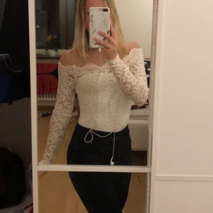 Vit spetsbody - Säljer denna SÅ fina spets bodyn i storlek xs från Nelly.com. Den är helt perfekt till både student eller konfirmation mm 💓 endast använd 1 gång. Frakt 45kr