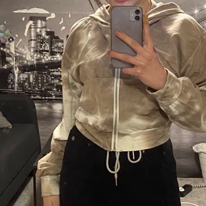 Hoodie - lite cropad hoodie, jag har använt den ungefär 2/3 gånger, sitter jätte bra och den är jätte fin! Lite tunt tyg men annars är den jätte bra:) (jag är 1,58cm)