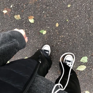 vida skinnbyxor⚡️⚡️ (slutsålda)!! - säljer nu mina favvo skinnbyxor pga jag inte använder dom längre, jättecoola och sitter perfekt i längden på mig som är 166 cm lång 💘 köptes för 499, säljer för 300 vid köp direkt, annars buda ifrån 250 💘 slutsålda!!