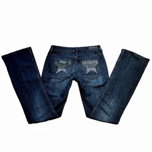 Lågmidjade jeans - Säljer ett par jätte snygga jeans som jag köpt på plick för inte alls länge sedan men som inte passade mig. Jeansen är i storlek 25 och är glitterdetaljer både fram och bak. Dom är lite stora i storleken och på bilden är dom lite uppvikta i knäna. Midjemåttet ligger på 76cm och innerbenslängden ligger på 82 cm. Bilderna är inte mina utan är från förra ägaren. Hör av er om ni har några flera frågor, om flera är intresserade startar jag en budgivning 