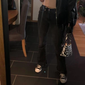 gråtvättade ”bootcut” jeans med slits 💀💘 - Ett par skitsnygga bootcut jeans med slits nere vid benen, säljer för att dom inte kommer till användning. dom är midrise! 💘💘 köptes för 400 säljer för 150 exklusive frakt 😋