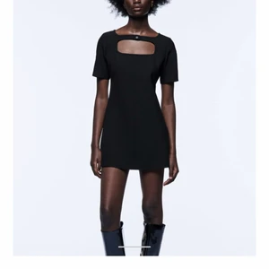 Zara klänning med cut out - Jag köpte 2 olika storlekar för var osäker på vilken storlek som skulle passa mig bäst! Denna är då helt oanvänd med prislapp kvar. Skriv om ni vill ha fler bilder!