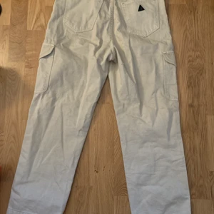 Cargopants från Abrand - Dessa byxorna framhäver ens kurvor och sitter extremt bra runt midja och rumpa.  Storleken 28 är midjemåttet. Alltså passar det någon som brukar ha storlek M