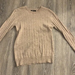 Beige tröja - Har andvänt några gånger, inga hål i tröjan eller så heller 