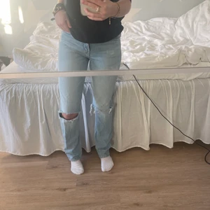 Straight leg jeans - Säljer mina zara jeans som tyvärr är lite försmå. Ett bra skick! 