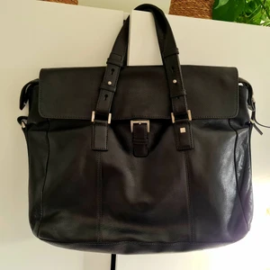 Hugo Boss datorväska - Hugo Boss D datorväska/kontorsväska i läder. Bra skick. Ställbar axelrem ingår. Säg till om ni vill ha fler bilder. Nypris 4700