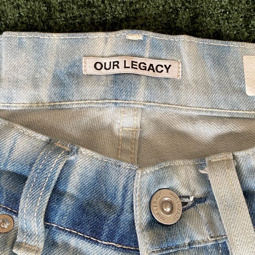 Säljer dessa our legacy jeans. Köpta på deras hemsida. Retail va 4500kr och senast sålda på grailed va 500usd. Storlek 30/32.    TAR BUD. . Jeans & Byxor.