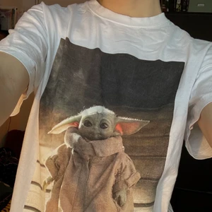 Söt Baby-Yoda-Tshirt  - Min brors tröja från Pull&Bear som jag bads sälja. Tröjan är hel och i bra skick!! Några år gammal men inte mycket använd. 
