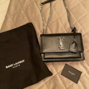 YSL väska  - Superfin underbar handväska från Saint Laurent. Modellen heter ”sunset”. Säljs då den tyvärr inte använs lika mycket som den borde. Ingen slitage eller liknande, som ny. DIMENSIONS: 22 X 16 X 8 CM / 8.6 X 6.2 X 3.1 INCHES