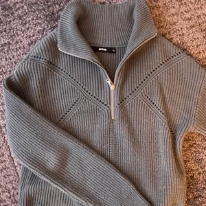 Grön zipup tröja  - En grön zipup tröja ifrån bikbok i storlek XS. Köpt här på plick men inte riktigt min stil💕 Jättefint skick och ser ut som en ny! KONTAKTA MIG ENBART PÅ DM OM DU ÄR INTRESSERAD OCH EN SERIÖS KÖPARE.