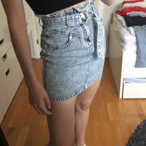 Jeanskjol  - Jeanskjol från H&M. Högmidjad med volang vid bältet. Använd fåtal gånger, perfekt till sommaren. Möts gärna upp i Malmö eller så står köparen för frakt!