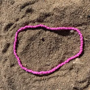 Jättefint handmade rosa halsband 💕🌺 . Finns även att få i andra färger 🥰 kolla även in hannashoops.com för mer produkter storlekar osv