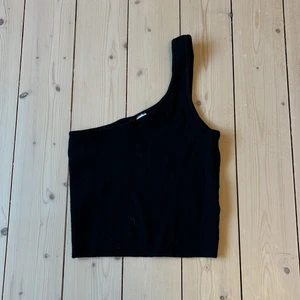 Festtoppen - En enkel oneshoulder topp i ribbat material, använd fåtal gånger.