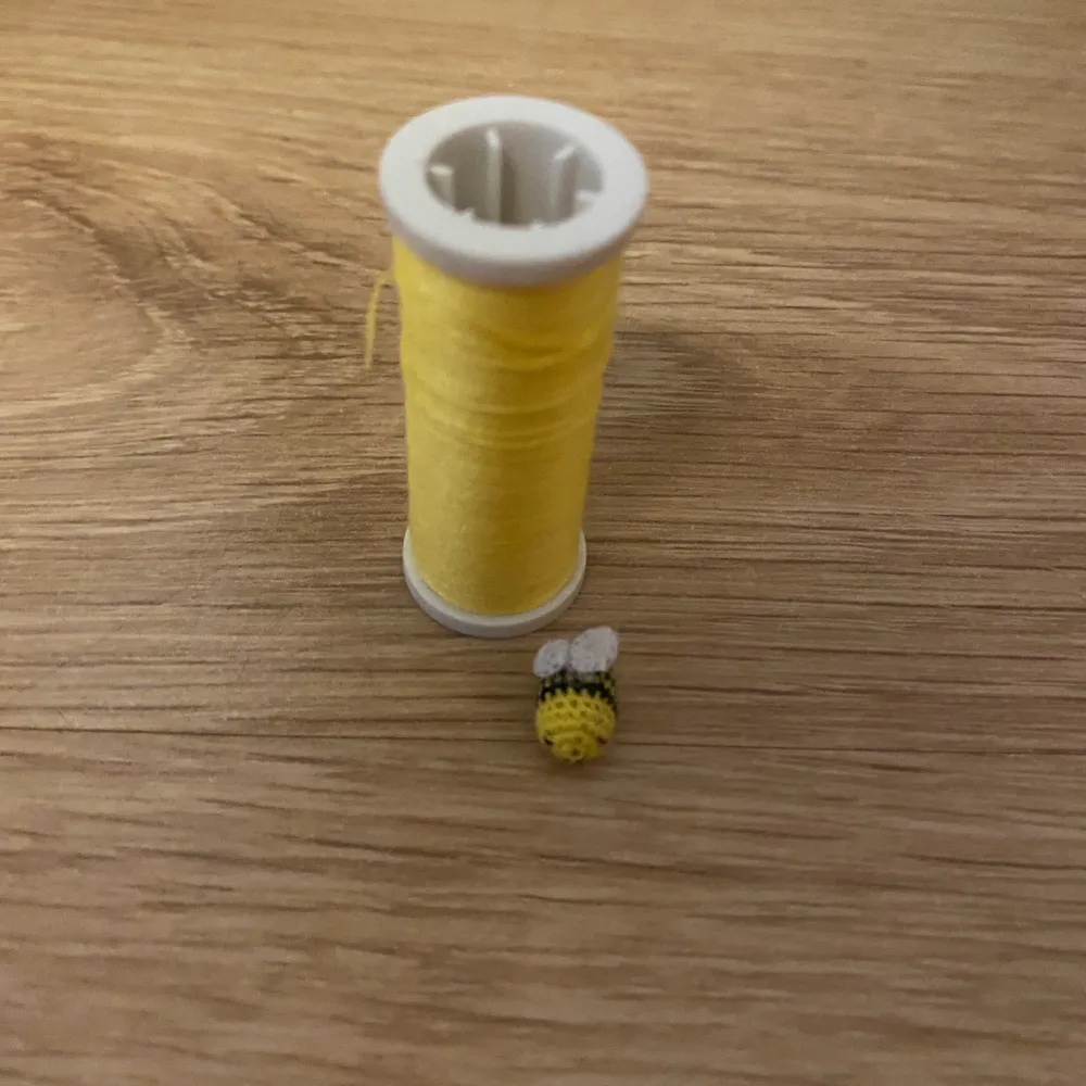Handgjord virkad mini, mini humla. Gul färg. Material; bomullstråd , polyester vadd Mått: ca 1 cm • 0,7 cm. Frakt inom Sverige ingår i priset. Betalas med Swish. . Muu.