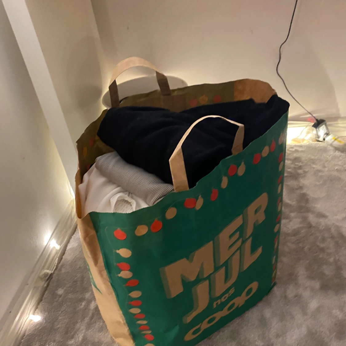 Tre Kassar med massor av kläder - 90