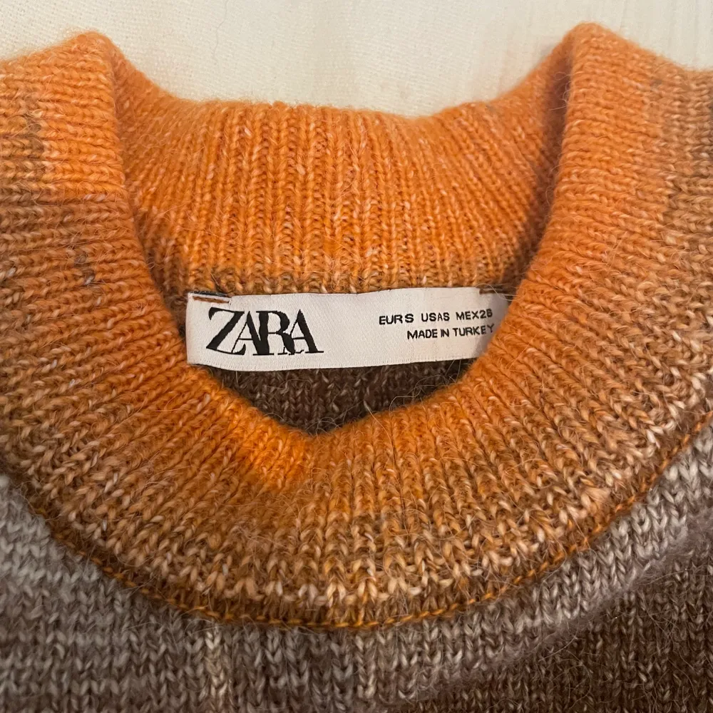 Säljer nu denna stickade tröjan i flera färger från zara!! Den har en cropad passform men långa armar. Den är i bra skick och nästan helt oanvänd.❤️. Stickat.